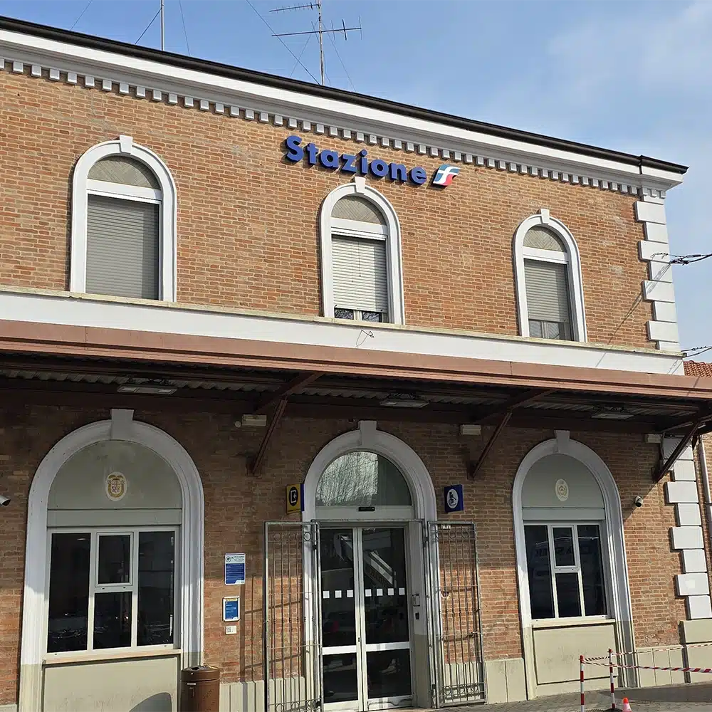 insegna-stazione-realizzata-da-fasertek